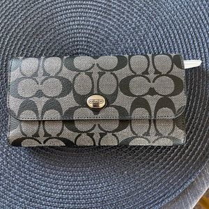 New Coach wallet, never used in excellent condition.